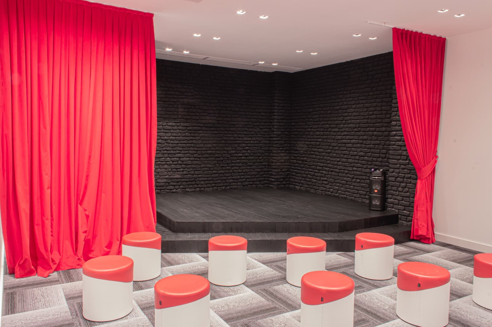 BKM Tiyatro - Quality Materials